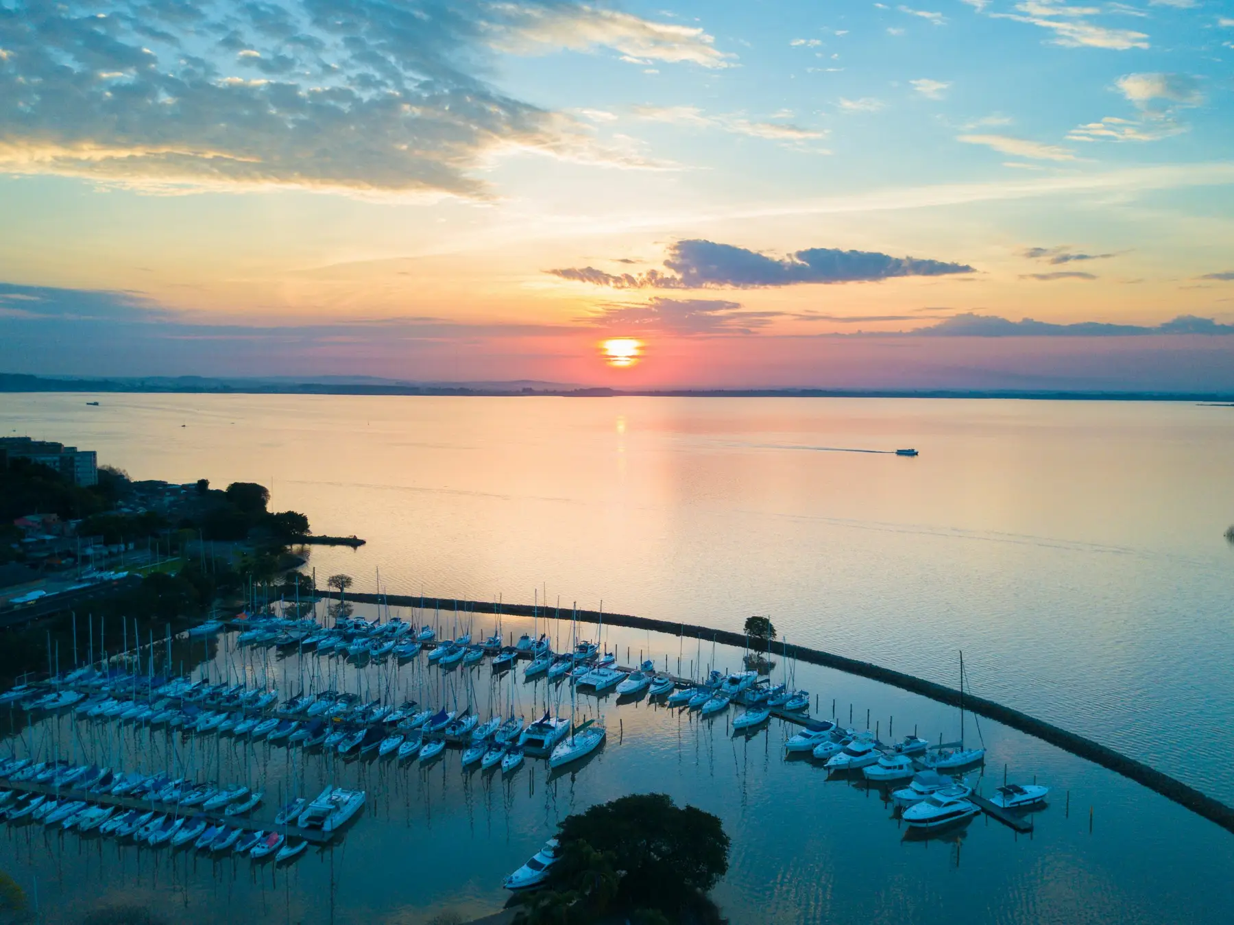 Vista aérea do Guaíba ao pôr do sol, em Porto Alegre